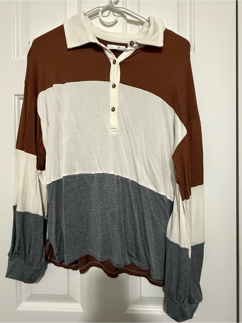 Women’s Long-Sleeve Colorblock Polo Shirt - Brown/White/Gray